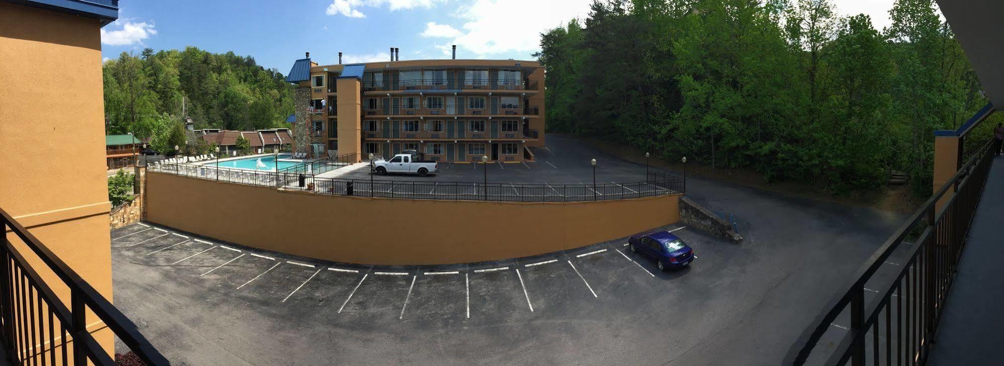 Clarion Pointe Downtown Gatlinburg Hotel Екстериор снимка