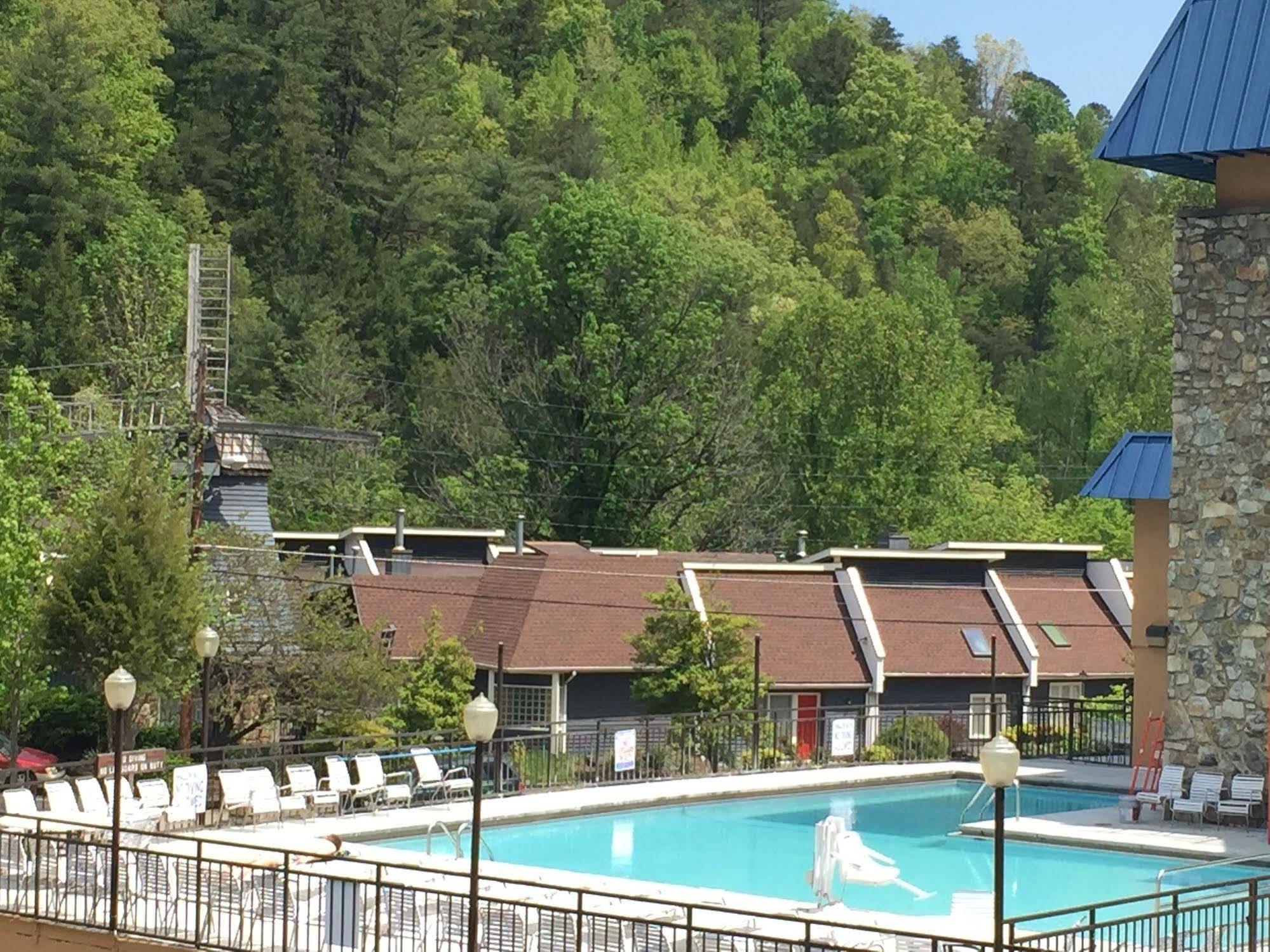 Clarion Pointe Downtown Gatlinburg Hotel Екстериор снимка