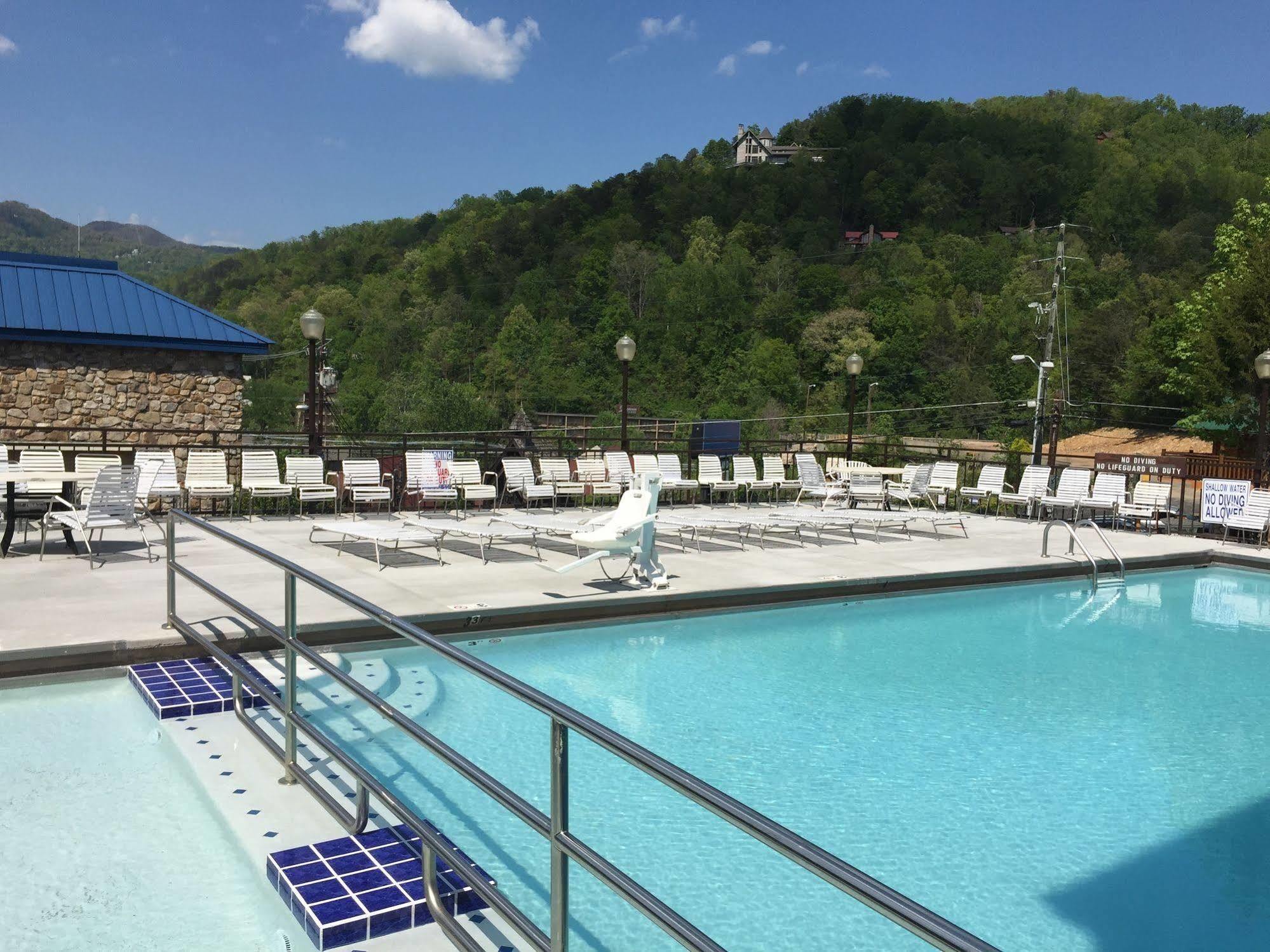 Clarion Pointe Downtown Gatlinburg Hotel Екстериор снимка