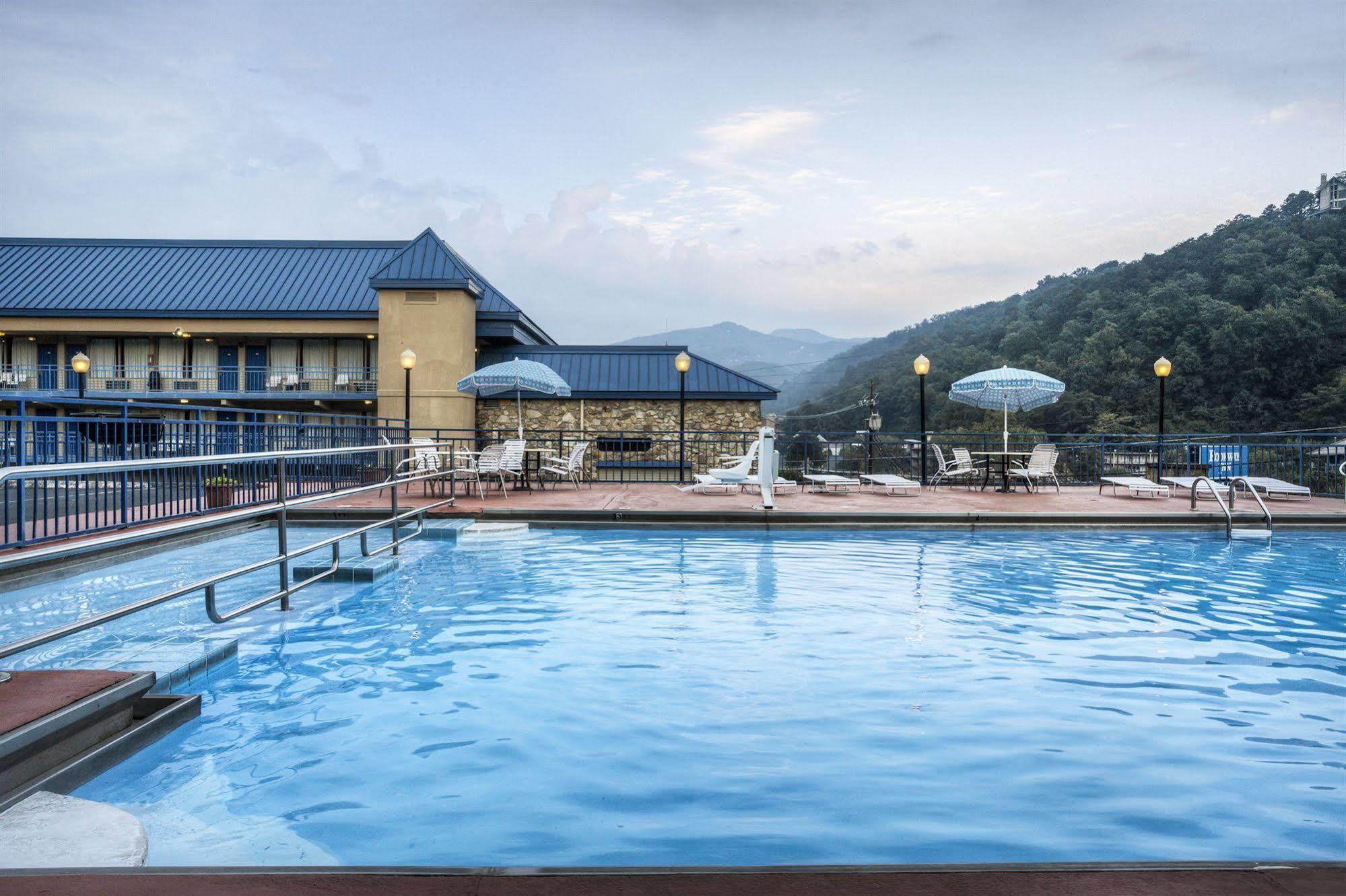 Clarion Pointe Downtown Gatlinburg Hotel Екстериор снимка