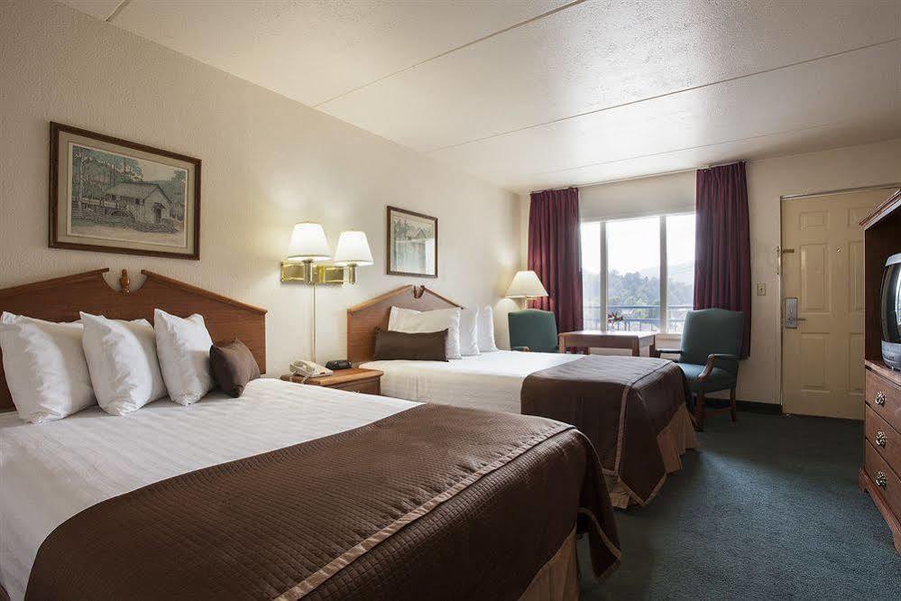 Clarion Pointe Downtown Gatlinburg Hotel Екстериор снимка